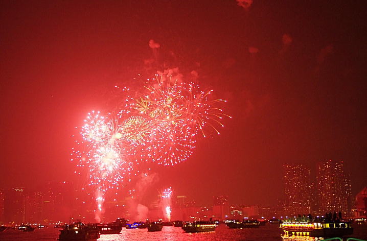 夜空を真っ赤に染める東京湾大華火祭