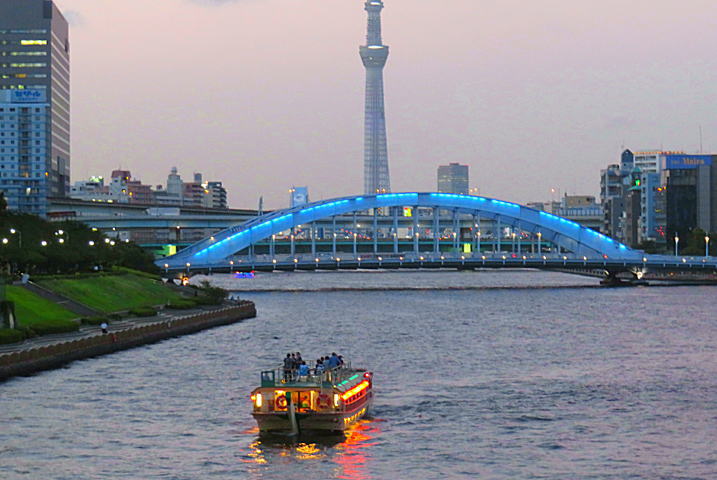 東京スカイツリーと永代橋