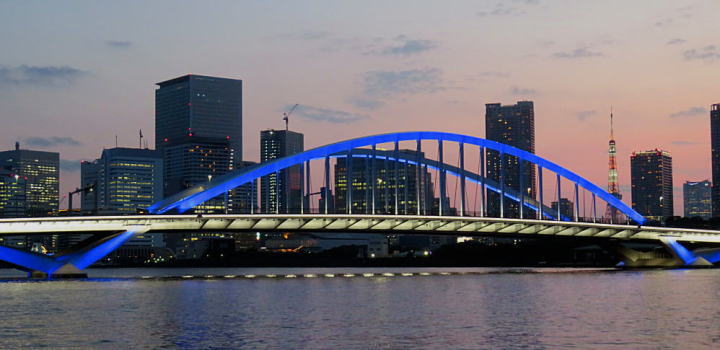 青い光の築地大橋