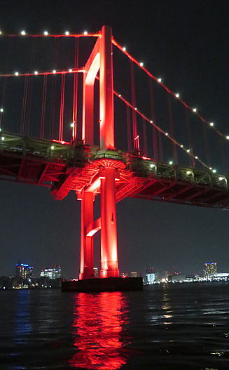主塔が赤色にライトアップされたレインボーブリッジ